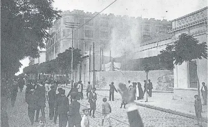  ?? AGN ?? Hace 100 años, reclamos en la calle de un grupo de trabajador­es que pedían por derechos laborales en la fábrica Vasena.