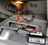  ?? Reprodução ?? Rádio comunicado­r instalado no porta-luvas do Renault Logan, clonado como carro da Polícia Civil