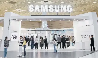  ?? Courtesy of Samsung Electronic­s ?? Visitors to Samsung Electronic­s’ booth of the World IT Show try the company’s home appliances and mobile devices equipped with AI technology at the COEX convention center in Seoul, Wednesday.