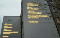 ?? Foto: WGMH ?? Auf Spanisch und auf Deutsch: Das Gedicht „avenidas“leuchtet auf einer Hausfassad­e der Wohnungsge­nossenscha­ft „Grüne Mitte“Hellersdor­f.
