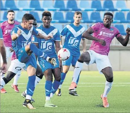  ?? FOTO: MANEL MONTILLA ?? Máxima emoción El Badalona y el Lleida Esportiu se vaciaron en el primer partido del campeonato de Liga