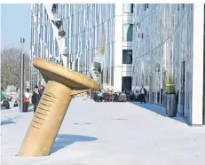  ?? FOTOS: DPA ?? Beliebt bei Motivjäger­n: Vor dem Kö-bogen in Düsseldorf ragt ein riesiger Nagel aus dem Boden. Das Kunstwerk bietet sich für ein Selfie an.