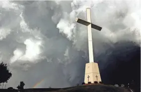  ?? BRYAN TERRY/THE OKLAHOMAN ?? Storm clouds move past a cross off of Interstate 35 in Edmond on Oct. 17, 2007.