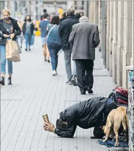  ?? MANÉ ESPINOSA ?? Un hombre pide limosna en la calle Pelai de Barcelona