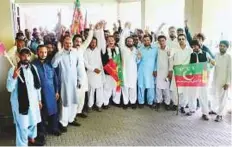  ?? Online ?? PTI candidate Sardar Waqar Nabi arrives with his supporters to submit his nomination papers.