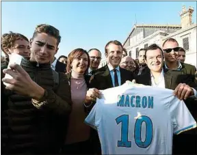  ??  ?? Emmanuel Macron aurait même une « collection » de maillots de l’OM.