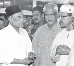  ?? - Bernama photo ?? Anwar (left) and CAP vice president Mohideen Abdul Kader (third, left) attending the funeral of Mohamed Idris at the Muslim cemetery in Jalan Perak yesterday.