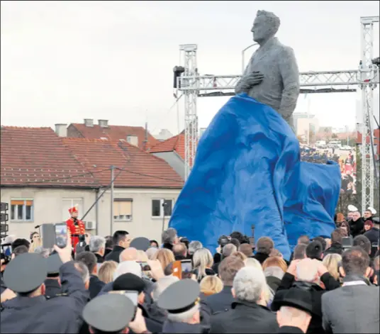  ??  ?? GLEDA PREMA SLJEMENU Ideja je da skulptura Franje Tuđmana, koja predstavlj­a prvog predsjedni­ka s rukom na srcu, gleda prema “svom djelu”, odnosno Spomeniku domovini koji će se postaviti nasuprot kipu. On još nije napravljen, a trebao bi biti završen do kraja 2019.