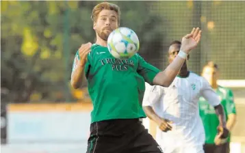  ?? Bild: SN/KRUG ?? War von der Seekirchne­r Hintermann­schaft nicht zu stoppen: Neumarkts Stürmer Christoph Hübl traf im Derby drei Mal.