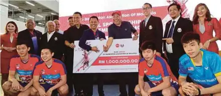  ?? PIC BY AIZUDDIN SAAD ?? BAM president Datuk Seri Norza Zakaria (seventh from left) receives a replica cheque from CEO of AirAsia X, Datuk Kamarudin Meranun yesterday.