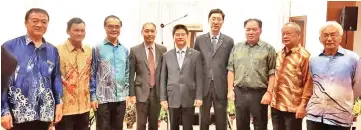  ??  ?? Liang (fifth left), Zhang (fourth right), Wu (fourth left) with Sabah United Chinese Chambers of Commerce president Tan Sri Andrew Liew (third right), Kota Kinabalu Chinese Chamber of Commerce and Industry president Datuk Michael Lui (third left) and presidents of other Chinese chambers in Sabah and Labuan.