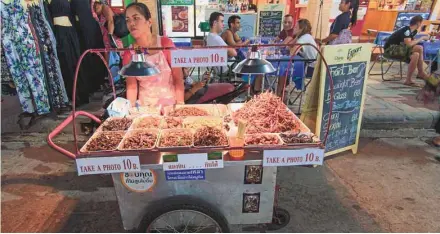  ??  ?? Dans les marchés de Pnom Penh, au Cambodge, des vendeurs de rue offrent une panoplie d’insectes rôtis.