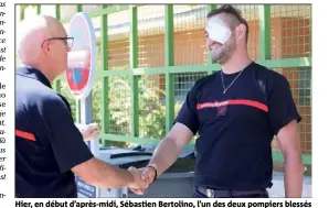  ??  ?? Hier, en début d’après-midi, Sébastien Bertolino, l’un des deux pompiers blessés au feu, a eu l’occasion de rencontrer Eric Faure, président de la FNSPF.