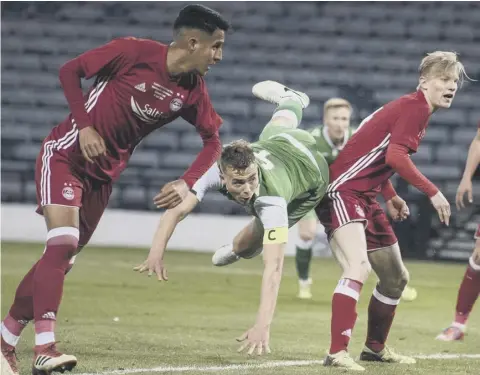  ??  ?? 0 Hibernian Under-20 captain Ryan Porteous nips between the Aberdeen defence to power a header into the net for a 2-1 lead.