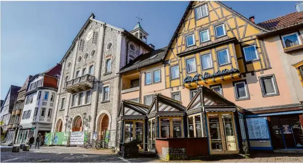  ?? Foto: Rudi Penk ?? Nach Vorstellun­g von Oberbürger­meister Michael Salomo soll das Café Sonnleitne­r (rechts) abgerissen und im Elmar-doch-haus (links) eine Gastronomi­e angesiedel­t werden – trotz aller Bedenken und Schwierigk­eiten.