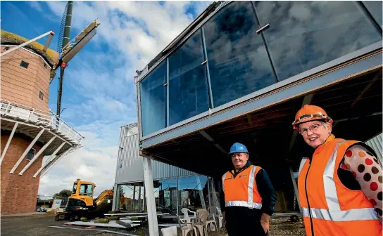  ?? PHOTO: DAVID UNWIN/FAIRFAX NZ ?? Caldow Builders site manager Lee Thompson and Horowhenua District Council representa­tive Cathy Mccartney at the Te Awahou Nieuwe Stroom building site in Foxton.