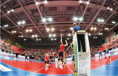  ?? Foto: imago/Baumann ?? Beim Bundesliga­start zwischen Rottenburg und Friedrichs­hafen feierte die neue Technik ihre Volleyball­premiere.