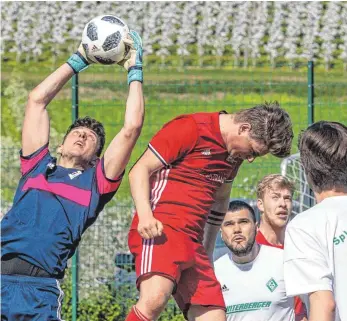  ?? FOTO: CHRISTIAN FLEMMING ?? Alexander Koppers hält den 3:1-Sieg der SpVgg Lindau in Hengnau fest.