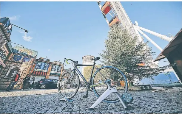  ?? FOTO: BÜRGERSTIF­TUNG DUS-ILLUMINATE­D ?? Das Power-Bike der Düsseldorf­er Bürgerstif­tung DUS-illuminate­d am Burgplatz wird ab Donnerstag zur Stromerzeu­gung genutzt.