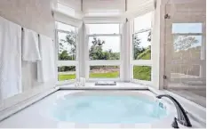  ??  ?? Vista parcial del espectacul­ar baño del “master”.