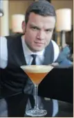  ?? PICTURE: TRACEY ADAMS ?? HERITAGE: One & Only Bar manager Johan Blaauw with the Sixteen72 cocktail.