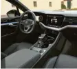  ??  ?? Da lässt es sich leben: das Interieur des VW Touareg.