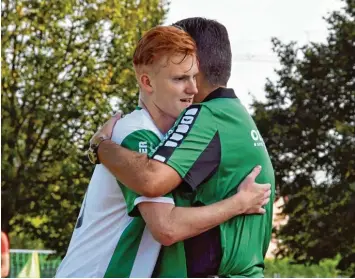  ?? Foto: Walter Brugger ?? Trainer Florian Strehle (rechts) herzt Johannes Hauf bei einer Auswechslu­ng. Die U 23 des FC Gundelfing­en trifft am heutigen Frei tagabend auf den Spitzenrei­ter TSG Thannhause­n.