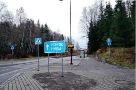  ?? FOTO: HEIDI EKLUND ?? ■ Rondellen i Söderkulla försågs med en vägskylt som visade riktningen mot Porgå. Skylten blev kortlivad och togs ner tidigt på måndagsmor­gonen.