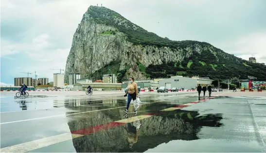  ?? AP ?? Varias personas caminan por la pista de aterrizaje del aeropuerto de Gibraltar tras aterrizar en el Peñón