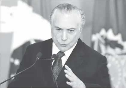  ??  ?? El presidente de Brasil, Michel Temer, enfrenta la segunda denuncia presentada por la Procuradur­ía General, esta vez por formación de banda criminal y obstrucció­n de la justicia. En la imagen, el mandatario durante la entrega de la Orden del Mérito...