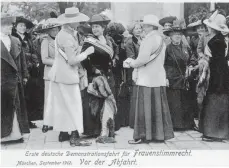  ??  ?? Dieses Foto von Frauenrech­tlerinnen ist bei der einzigen bürgerlich­en Kundgebung für ein Frauenwahl­recht in München 1912 entstanden.