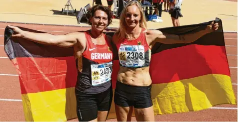  ?? Foto: Roland Groß ?? Schwarz rot goldene Freude nach dem Hochsprung Finale: Silbermeda­illengewin­nerin Manuela Groß (rechts) und Kristin Maybach, die Vierte wurde.