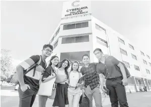  ?? ?? WARGA KAMPUS: Sebahagian daripada pelajar di Kolej Cyberjaya Kota Kinabalu, kampus Kota Kinabalu.