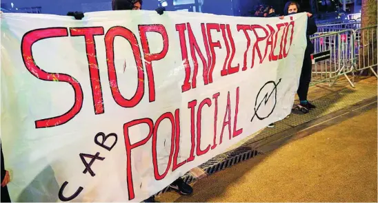  ?? EP ?? Protesta en Barcelona por la infiltraci­ón del policía en la CUP