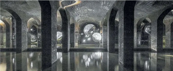  ?? TORBEN ESKEROD/CISTERNERN­E ?? Una vieja cisterna en Copenhague exhibe “Event Horizon”: los visitantes llegan remando en bote y conectan con el entorno de telarañas naturales.