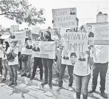  ?? AURELIO MAGAÑA ?? Familiares de los desapareci­dos se manifestar­on en Casa Jalisco.