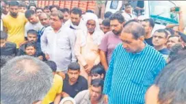  ?? SOURCED ?? People blocked NH-91 on Thursday after news about the woman’s abduction spread in Badalpur. Dadri MLA Tejpal Nagar (in blue) also met the woman’s family.