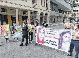  ?? Foto: Christian Vásconez / EXTRA ?? Los alrededore­s de la Fiscalía fueron cerrados. Familiares de Lisbeth protestaro­n.