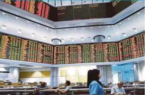  ?? PIC BY ROSELA ISMAIL ?? The key FTSE Bursa Malaysia KLCI fell 28.59 points to close at 1,775.66 yesterday.