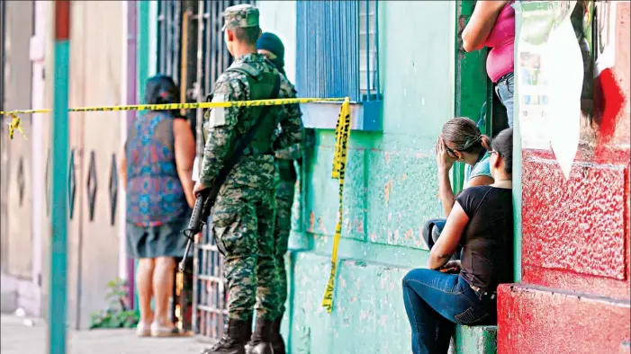  ??  ?? DURANTE ENTRENAMIE­NTO. HAUNER MANNAEN MANCÍA ROSALES, DE 34 AÑOS DE EDAD, Y WILLIAM ALEXÁNDER CASTELLÓN HERNÁNDEZ, DE 23, FUERON ASESINADOS CUANDO ENTRENABAN. ERAN PARTE DEL EQUIPO DE ATLETISMO Y PARTE DE LA FEDERACIÓN DE ATLETISMO.