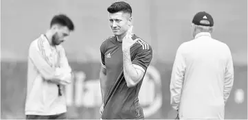  ??  ?? Bayern Munich’s Robert Lewandowsk­i (centre) attends the final training session at the team trainings area in Munich, southern Germany in this Sept 11 file photo. — AFP photo