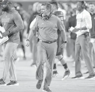  ?? MICHAEL LAUGHLIN/SOUTH FLORIDA SUN SENTINEL ?? Miami coach Manny Diaz tries to motivate his team while playing North Carolina State on Saturday.