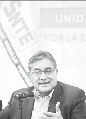  ??  ??    Hace días renunció Juan Díaz de la Torre ante el anuncio de Elba Esther Gordillo de querer retomar el control del gremio por medio del voto directo, por lo que Alfonso Cepeda Salas ocupa la dirigencia. Foto Guillermo Sologuren