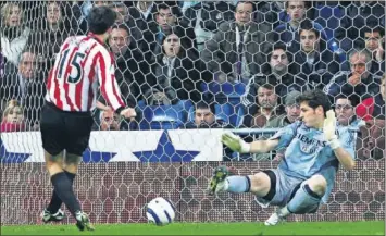  ??  ?? IRAOLA BATE A CASILLAS. El jugador guipuzcoan­o marcó el 0-2 de la victoria vasca del 2005.