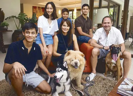  ?? Photos by JOEY VIDUYA ?? All together now (from left): Nicolas, Sabina, Tweetie, Alfonso, Lorenzo and Mon with Bowie the Siberian Husky, Simba the Chow Chow and Tyson the Boxer.