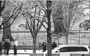  ?? ALEX BRANDON/AP ?? Secret Service officers respond to an attempted intrusion onto White House grounds Saturday.