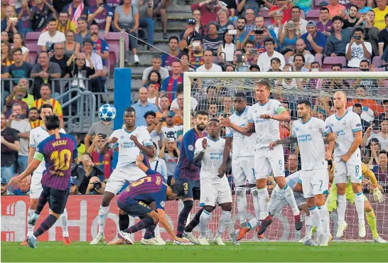  ?? Lluis gene / afp ?? los jugadores de psV eindhoven intentaron impedir el gol de messi de tiro libre, pero el esfuerzo no alcanzó