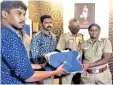  ??  ?? Saravanaku­mar handing over jewellery bag to Chromepet police at the station