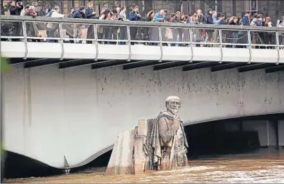  ?? JEROME DELAY / AP ?? Las aguas siguieron cubriendo la estatua del guerrero zuavo del puente del Alma en París