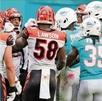  ?? CHARLES TRAINOR JR ctrainor@miamiheral­d.com ?? Dolphins wide receiver DeVante Parker confronts Bengals players in response to Mike Thomas leveling Jakeem Grant as he waited to catch a punt. Bengals assistant athletic trainer Nick Cosgray got knocked down in the melee.